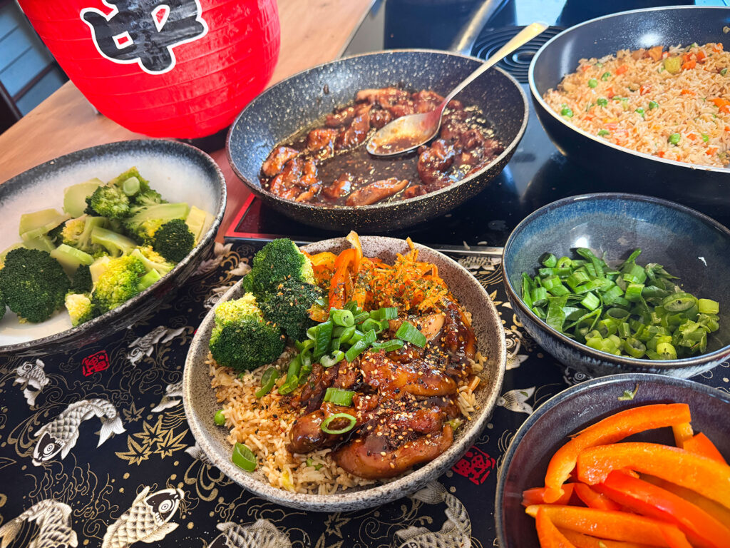 Chicken teriyaki bowl met yakimeshi en groenten