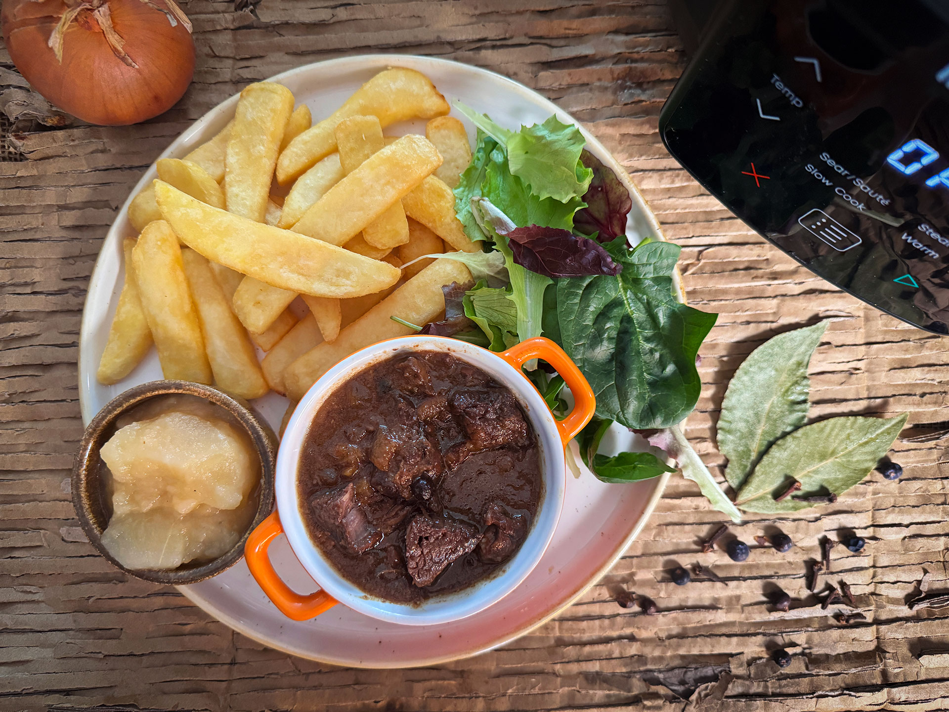 Limburgs zoervleisj met friet en appelmoes