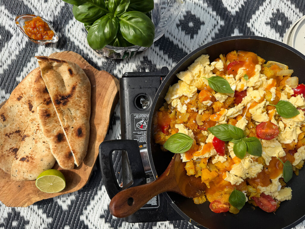 Indian Breakfast Skillet met aardappel, pompoen en scrambled eggs