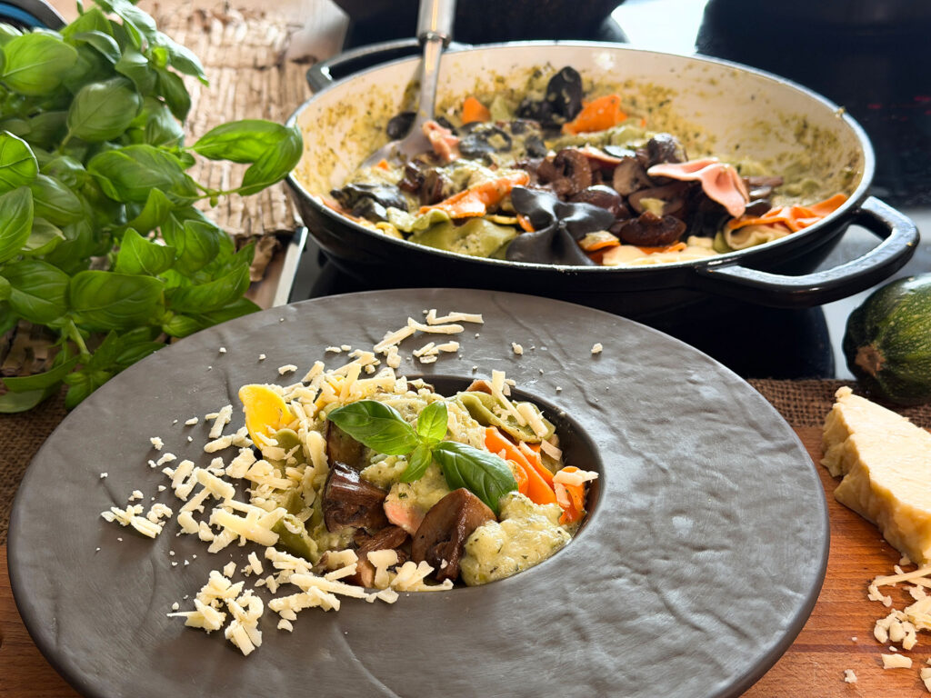 Romige pastasaus van courgette met Parmezaanse kaas en basilicum