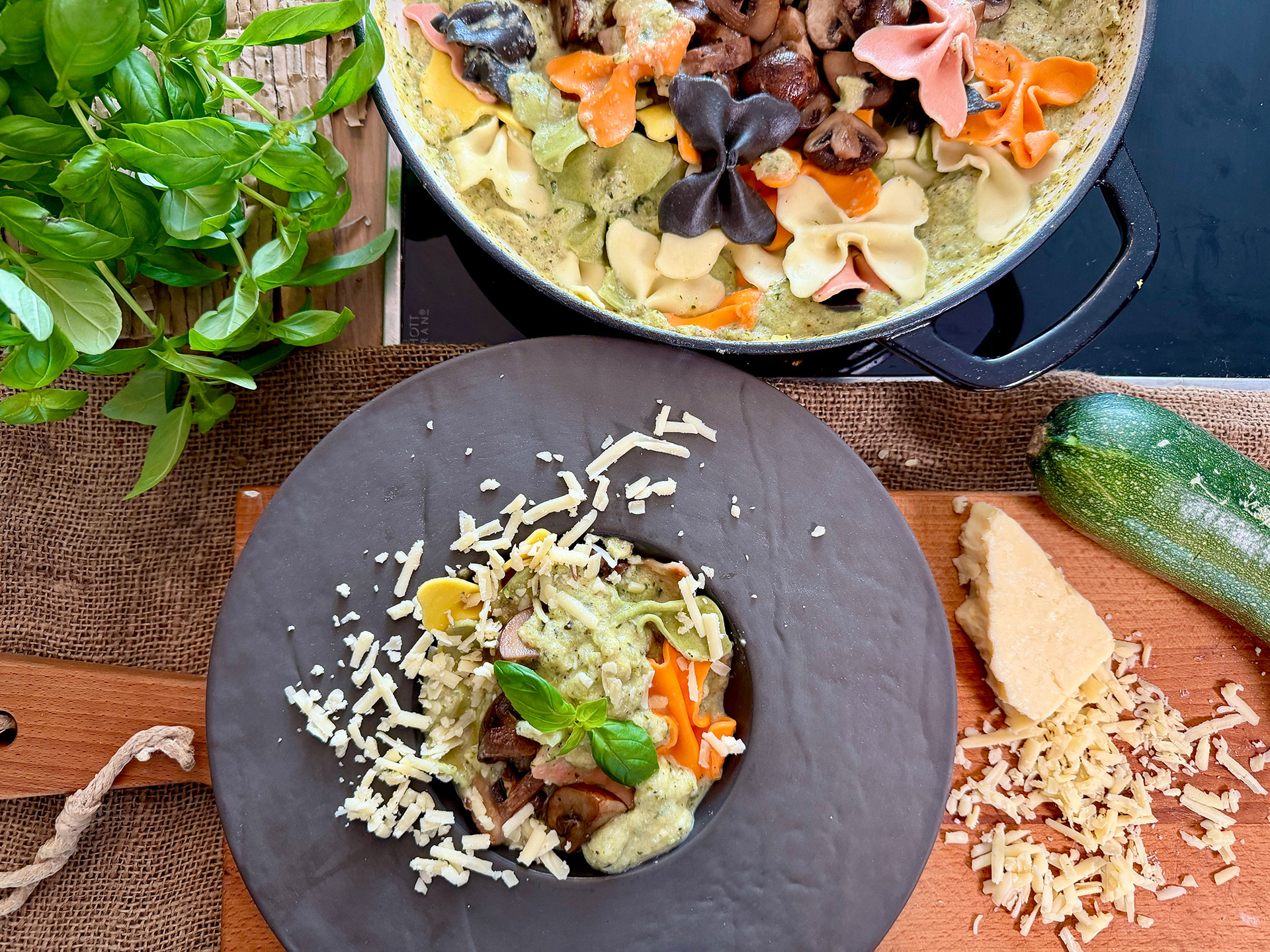 Romige pastasaus van courgette met Parmezaanse kaas en basilicum