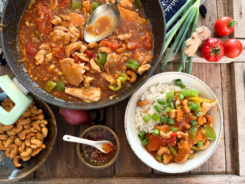 Thaise kip met cashewnoten met paprika, tomaat en bosui, geserveerd met pandanrijst