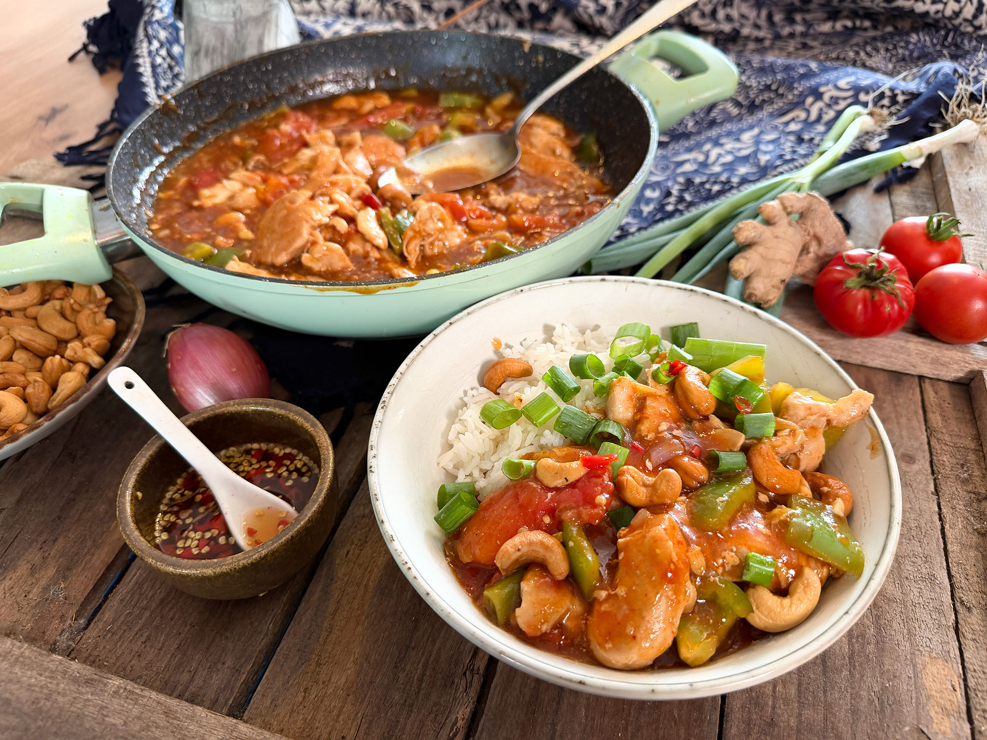 Thaise kip met cashewnoten met paprika, tomaat en bosui, geserveerd met pandanrijst