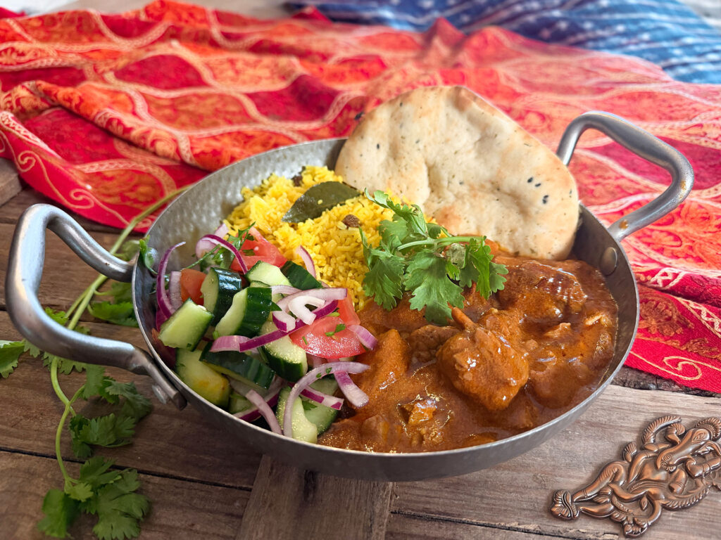 Rogan Josh met rundvlees en Indiase gele rijst + kachumbar salade