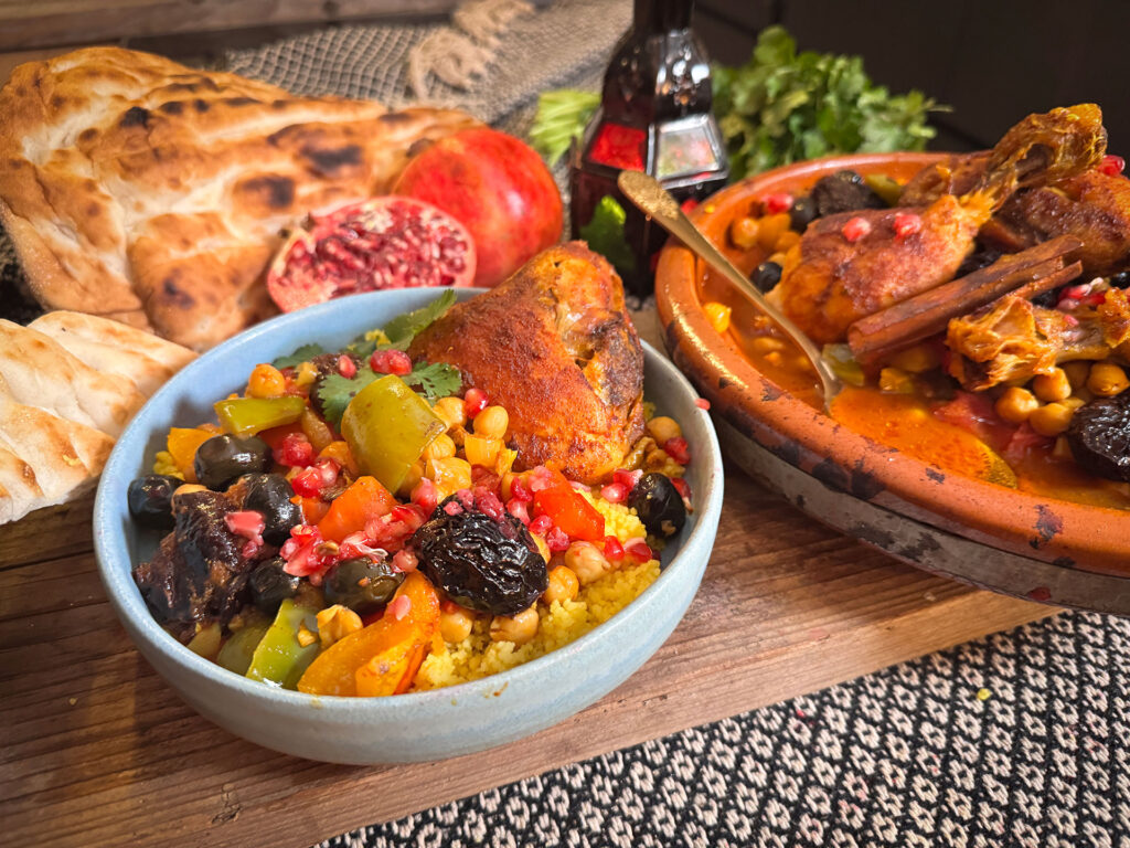 Marokkaanse tajine met kip en pruimen, kikkererwten, paprika en verse granaatappelpitjes