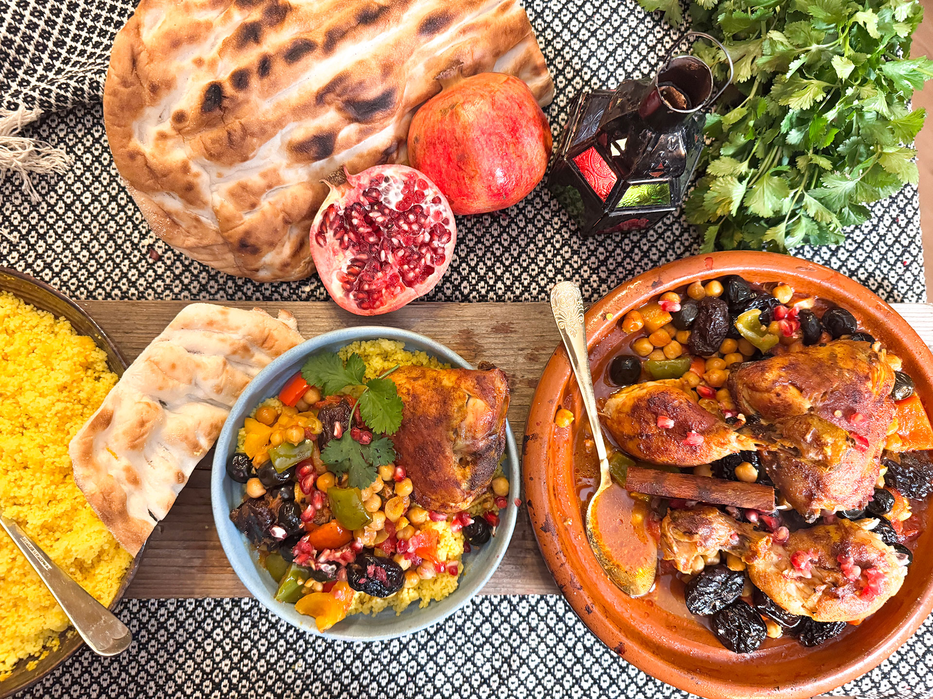 Marokkaanse tajine met kip en pruimen, kikkererwten, paprika en verse granaatappelpitjes